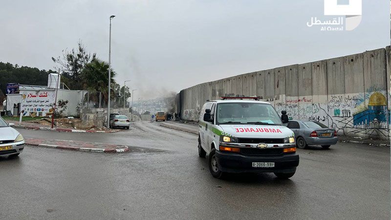 قوات الاحتلال تلقي قنابل الغاز صوب الشبان في منطقة الجدار شرق القدس