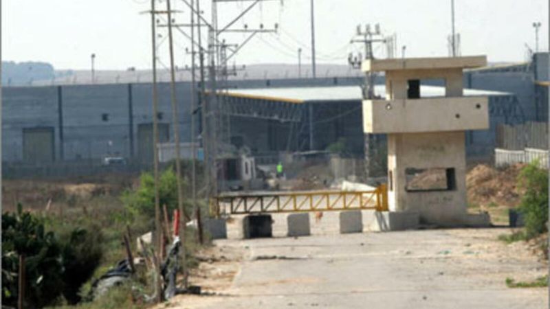 جيش العدو يزيل معبر "كارني" على حدود قطاع غزة ليبني مكانه عائق برّي