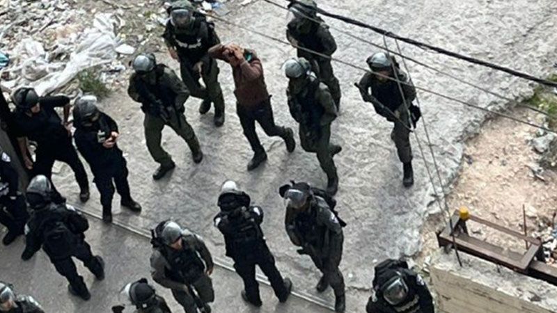 قوات الاحتلال تعتقل شابًا من مخيم شعفاط شمال شرق القدس