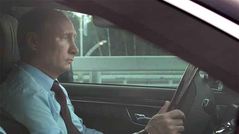 بالفيديو: الرئيس بوتين يتفقد مكان العمل الإرهابي في جسر القرم ويعبره بسيارته