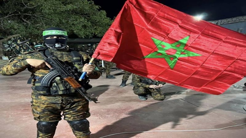 علم المغرب فوق سور القدس.. والاحتلال الإسرائيلي يقمع الفرح الفلسطيني