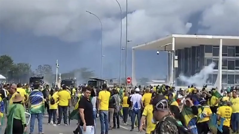 البرازيل: السيطرة على أعمال الشغب وعزل حاكم برازيليا