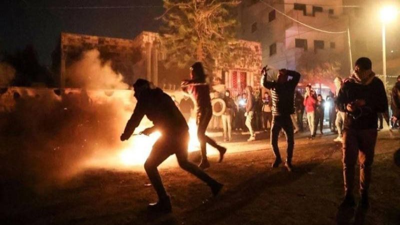 فلسطين: الاحتلال يطلق قنابل الغاز بين المنازل في منطقة جبل جوهر بالخليل