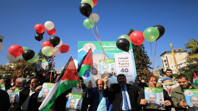 بالصور: احتفالات بغزة ابتهاجًا بتحرر الأسير ماهر يونس 