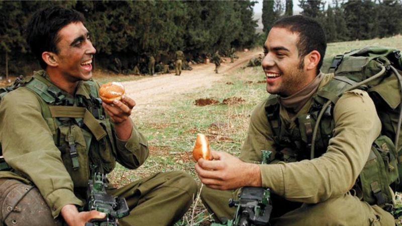 جيش الاحتلال يقدّم لعناصره طعامًا فاسدًا.. تسمم 75 جنديًا في قاعدة "ناحال"