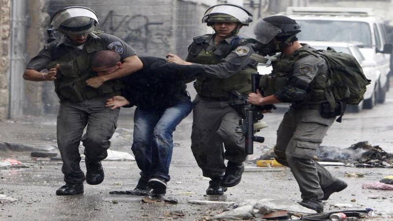 قوات الاحتلال تعتقل شابًا عقب الاعتداء عليه عند حاجز مخيم شعفاط بالقدس المحتلة