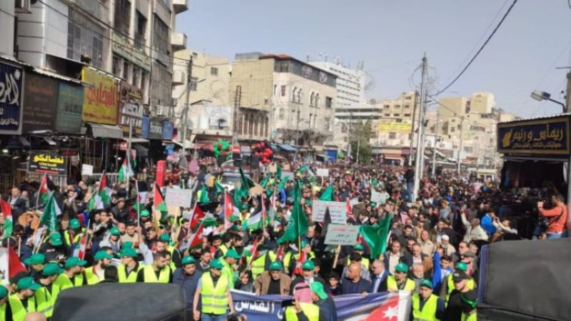 مسيرة شعبية حاشدة بوسط العاصمة الأردنية عمان رفضًا لعدوان الاحتلال في الضفة والقدس 