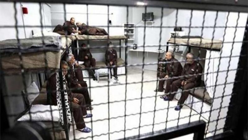 مكتب إعلام الأسرى الفلسطينيين: إدارة سجون الاحتلال تسحب الأدوات الكهربائية من قسمي 26 و 27 في سجن "النقب"