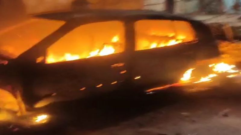 مستوطنون أحرقوا مركبات للفلسطينيين واعتدوا على منازلهم في قرية جالود جنوب نابلس