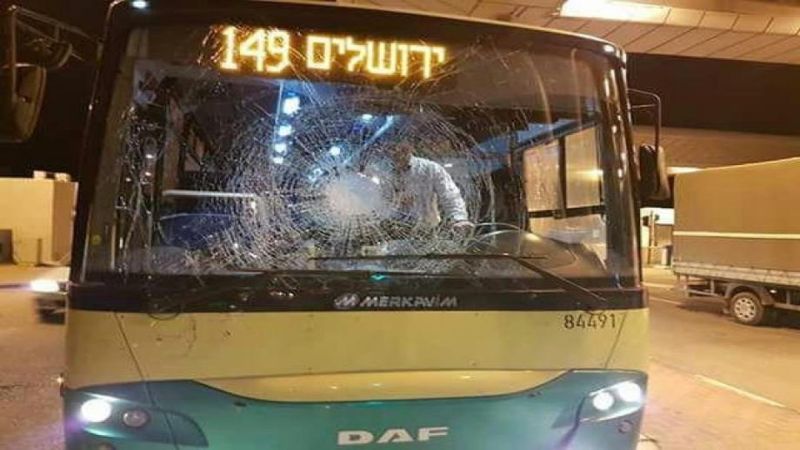 فلسطين: استهداف حافلة المستوطنين قرب بلدة بيت أمر بالحجارة