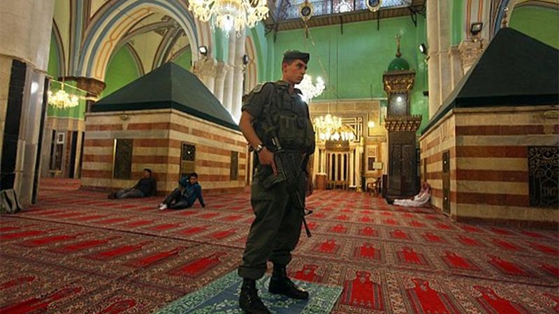 وزارة الأوقاف الفلسطينية: الاحتلال منع رفع الأذان في المسجد الإبراهيمي 44 مرةً خلال الشهر الأول من العام الجاري