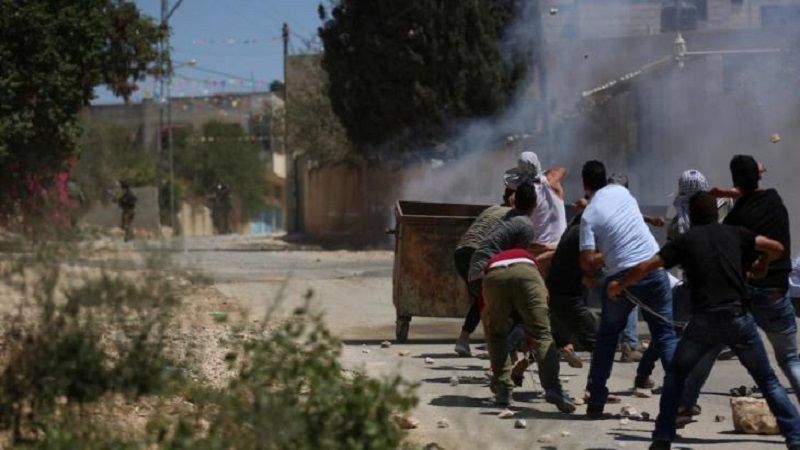 فلسطين المحتلة: إلقاء عبوة ناسفة وزجاجات حارقة تجاه قوات الاحتلال غرب رام الله