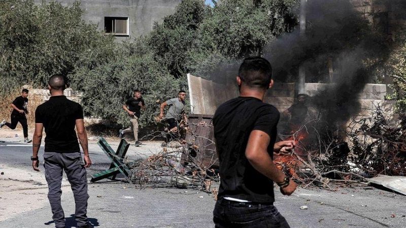 فلسطين المحتلة: إلقاء قنبلة محلية الصنع نحو برج لجيش الاحتلال شمال الخليل