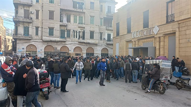 اعتصام عمال اتحاد بلديات الفيحاء أمام مصرف لبنان يستمر لليوم الثاني