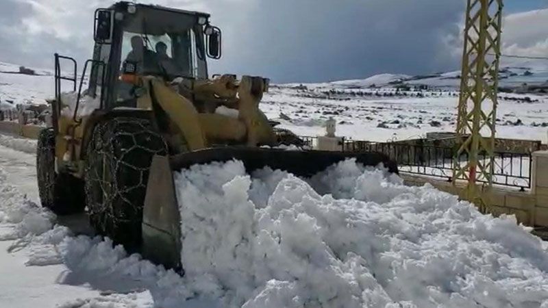بالتعاون مع حزب الله.. بلدية بعلبك تواصل عمليات فتح الطرقات وجرف الثلوج&nbsp;