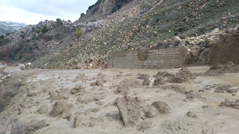 انهيار كبير للتربة يقطع الطريق الرئيسية بين معاصر بيت الدين بالفوارة وبريح