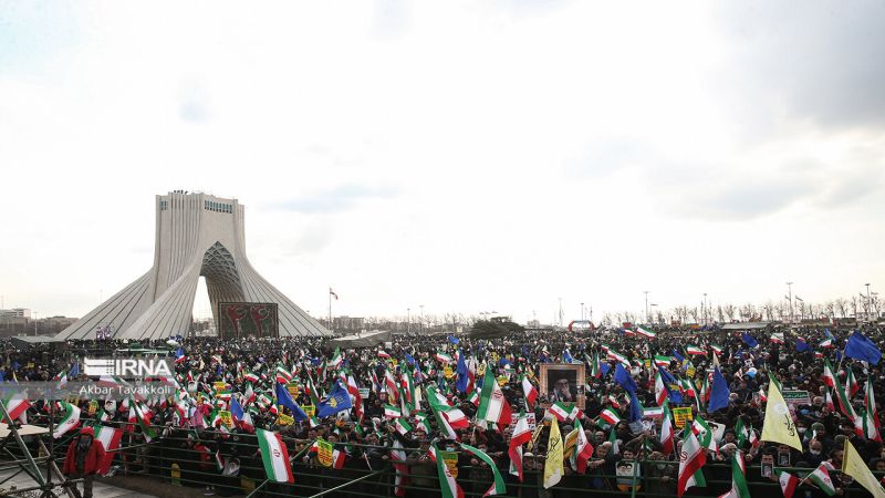 بالصور.. الإيرانيون يحيون ذكرى انتصار الثورة الإسلامية الـ44