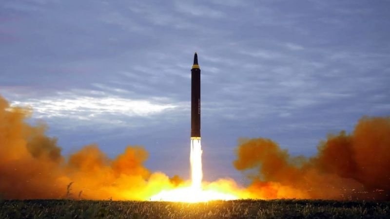 كوريا الشمالية تطلق صاروخًا باليستيًا قد يطال الأراضي الأمريكية