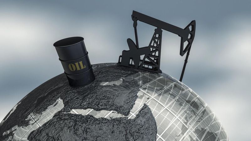 انخفاض أسعار النفط بعد ارتفاعها إثر قرار روسي إلى 75 دولارًا للبرميل