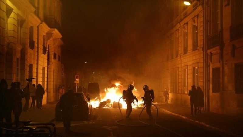 &quot;الحرية&quot; المزعومة في فرنسا.. الشرطة تُحوّل التظاهرات إلى مواجهات