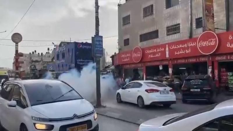 فلسطين| بالفيديو: الاحتلال يعتدي على المواطنين ويطلق قنابل الغاز تجاههم في بلدة حوارة 