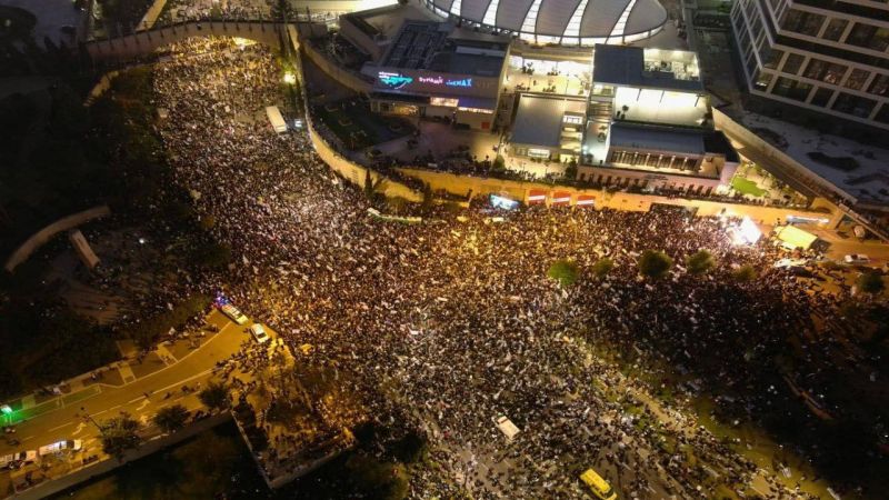  أكثر من 115 ألف متظاهر في &quot;تل أبيب&quot;.. نتنياهو يعلن تجميد&quot; الإصلاح القضائي&quot; موقتًا