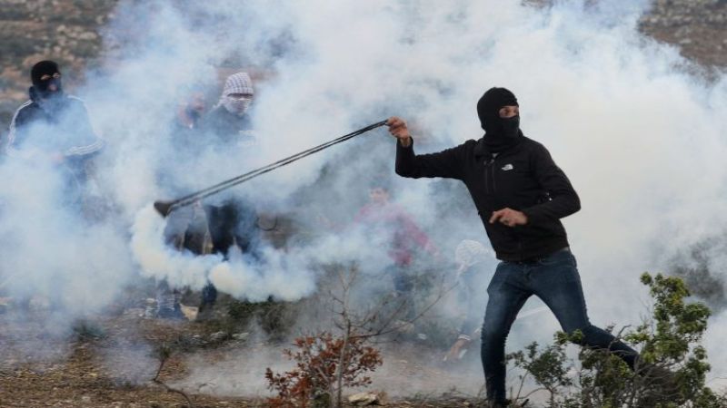 الهلال الأحمر الفلسطيني: 17 إصابة بالغاز خلال مواجهات مع الاحتلال في نابلس