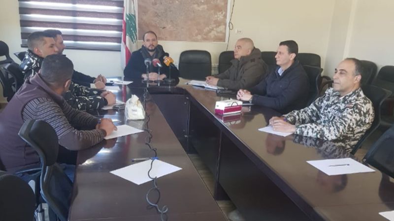  لبنان: محافظ بعلبك ترأس اجتماعًا أمنيًا في بلدية عرسال لوقف المزاحمة للعمال اللبنانيين