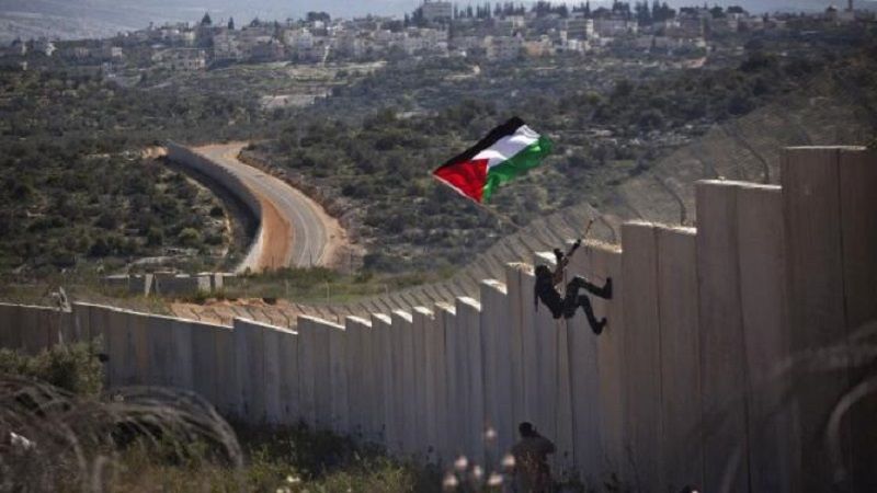فلسطين المحتلة: قوات الاحتلال تطلق قنابل صوتية عند جدار مدينة قلقيلية