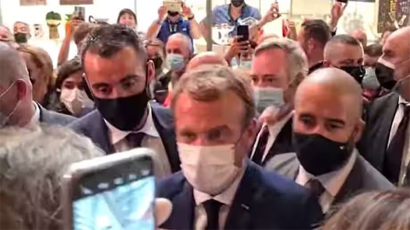 بالفيديو: رشق الرئيس الفرنسي بالبيض&nbsp;