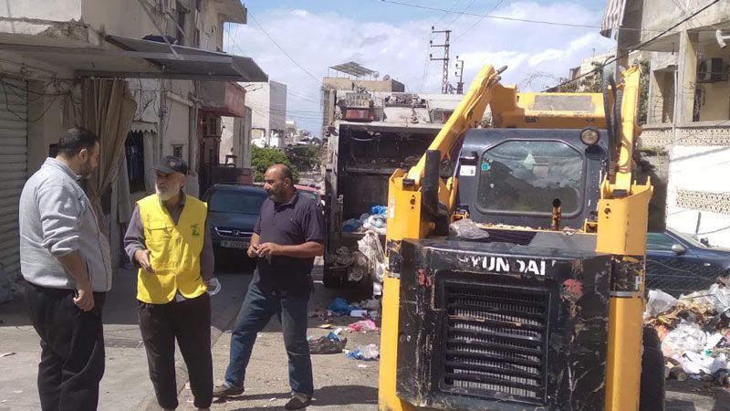 لبنان: حزب الله واصل رفع النفايات في أحياء التعمير الوسطاني والفيلات في صيدا