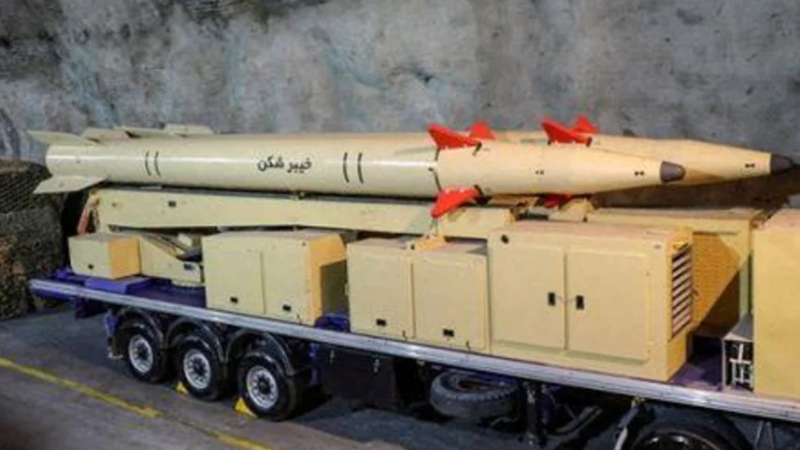 الدفاع الإيرانية تزيح الستار عن صاروخ "خيبر" من الجيل الرابع بمدى ألفي كيلومتر مع رأس حربي وزنه 1500 كيلوغرام