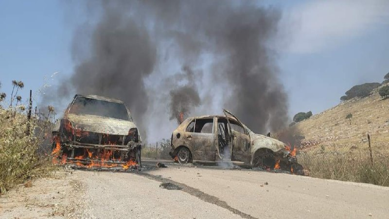 مستوطنون يشعلون النار بمركبات فلسطينية ومحاصيل زراعية في رام الله