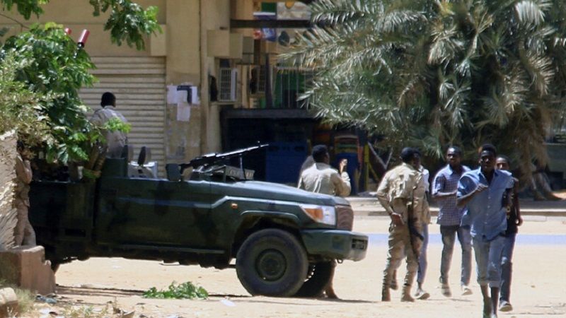 وزارة الدفاع السودانية تستدعي الجنود المتقاعدين والمواطنين لتسليحهم بهدف الدفاع عن النفس