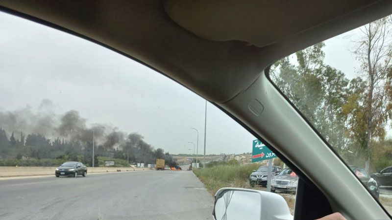 لبنان: قطع طريق عدلون بالإطارات المشتعلة