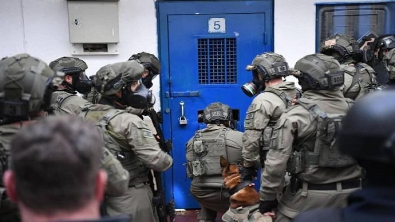 إدارة سجون الاحتلال تزيد من التفتيشات الاستفزازية بسجن نفحة وسط حالة من التوتر الشديد