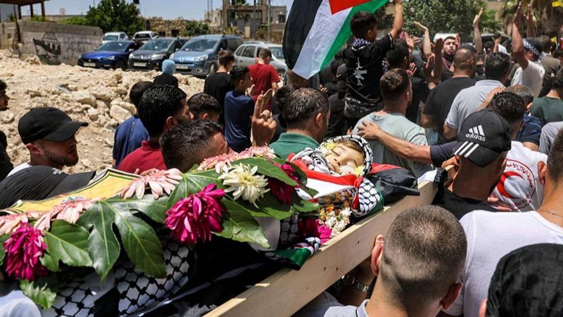بالصور: وداع الشهيد الطفل محمد التميمي (عامان) الذي استشهد متأثرًا بجراحه برصاص الاحتلال منذ أيام في النبي صالح