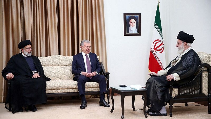 الإمام الخامنئي مستقبلًا الرئيس الأوزبكي: إيران قادرة على ربط أوزبكستان بمياه مفتوحة