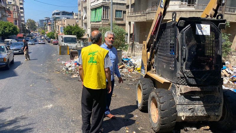 حزب الله يبادر لرفع النفايات في الهلالية وعبرا بصيدا