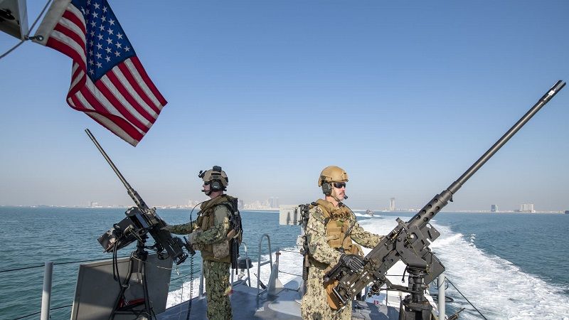 البحرية الأميركية تزعم أن إيران حاولت الاستيلاء على ناقلتي نفط قرب مضيق هرمز