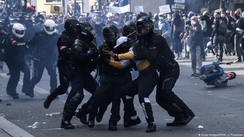 السلطات الفرنسية تقمع مسيرة بذكرى مقتل شاب ذو بشرة سمراء على يد الشرطة