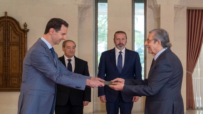 الرئيس السوري يتسلّم أوراق اعتماد كمال بوشامة سفيرًا فوق العادة ومفوضًا للجزائر