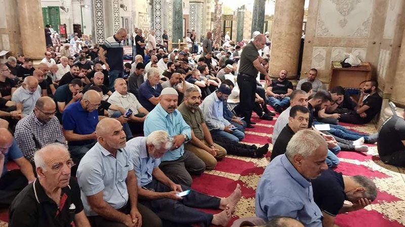 الحشود الفلسطينية تؤدي صلاة فجر الجمعة في المسجد الأقصى 
