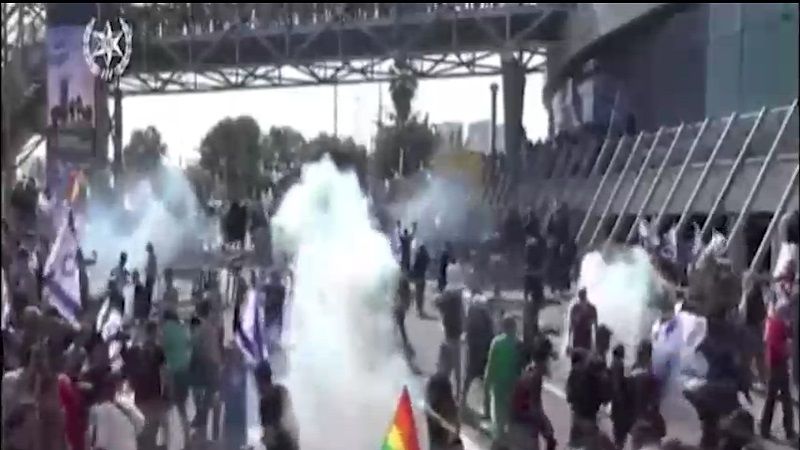 شرطة الاحتلال تقمع &quot;المتظاهرين&quot; الصهاينة بالهراوات والقنابل الصوتية