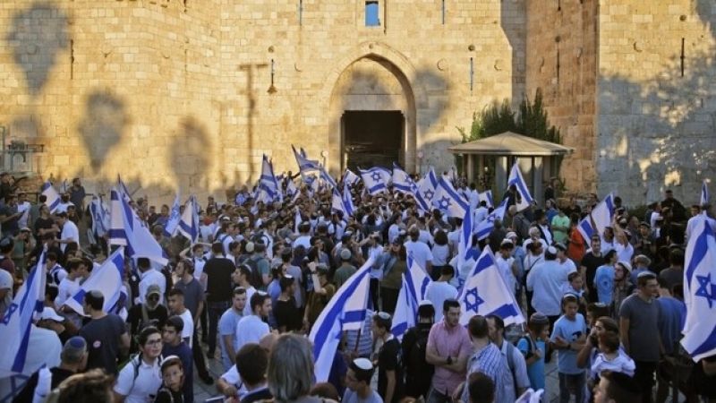 وصول مسيرة الأعلام الإسرائيلية لباب العامود في القدس