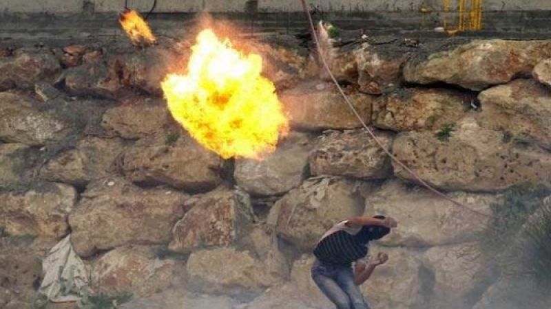 فلسطين: شبان يستهدفون قوات الاحتلال بالزجاجات الحارقة خلال انسحابهم من حي الطيرة 