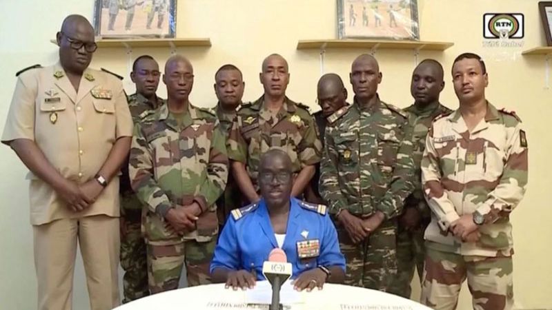 انقلاب عسكري في النيجر وإغلاق الحدود