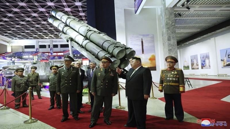 كيم جونغ أون يستعرض مع وزير الدفاع الروسي أحدث أسلحة كوريا الشمالية