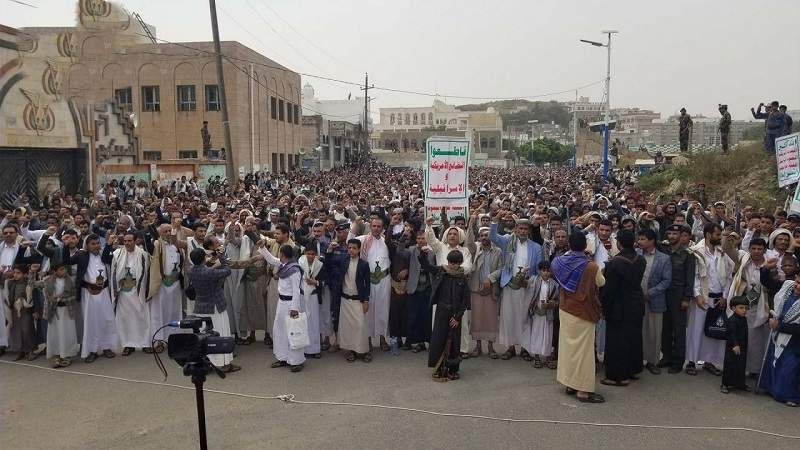 مسيرات عاشوراء في اليمن لتحالف العدوان: أيدينا ما زالت قابضةً على الزناد