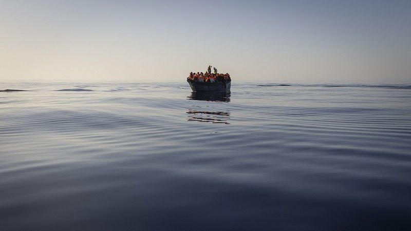وفاة 41 مهاجرًا في غرق قارب قبالة جزيرة إيطاليّة